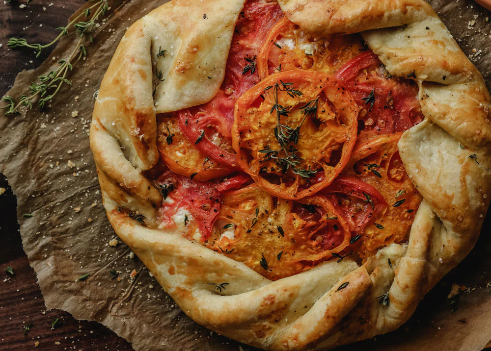 Sommerliche Tomaten-Galette mit Kräutern